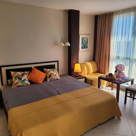 Sea Breeze - First Line Sea View Golden Sands Apartment *